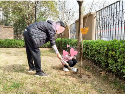植樹添綠 倡導(dǎo)綠色生活